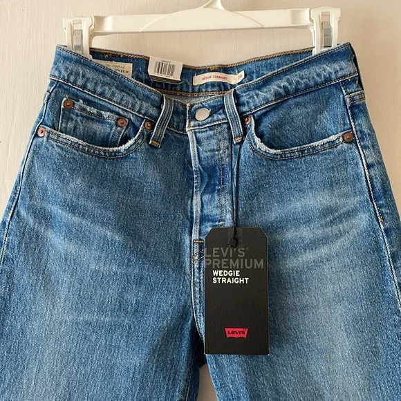 NWT Levi's Wedgie Straight Jeans - Size 26 - Picture 2 of 11